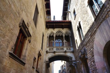 Barcelona, İspanya Barri Gotic çeyreğinde binalar arasında köprü