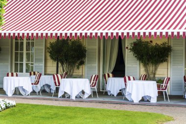 Lüks İtalyan restoranı bir çiçek açan bahçesinde 