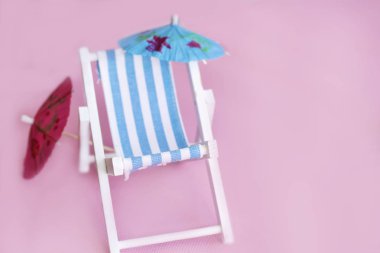 Şezlong ve güneş şemsiyesi sahilde