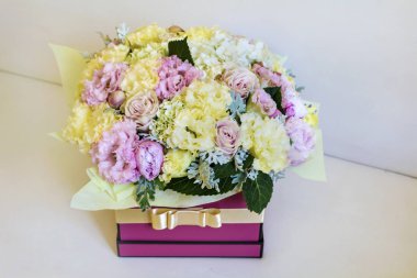 Çiçek Kutusu Pembe Güller, Şakayıklar ve Ortanca