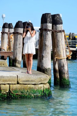 Güzel genç Traveler kadın çekim Venedik, İtalya  