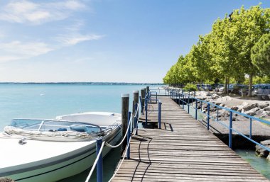 Bardolino, İtalya: Haziran üst üste Bardolino, İtalya, Garda Gölü'ağaçları ile 25,2018 - mesire 