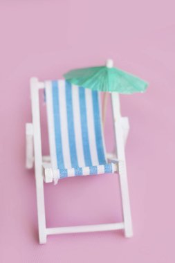 Şezlong ve güneş şemsiyesi sahilde