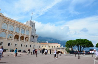 Monaco-Ville, Monaco: insanların Monaco Prensi resmi konutu önünde kare.