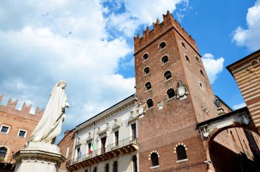  Lamberti Kulesi Verona, İtalya Piazza delle Erbe 'de.