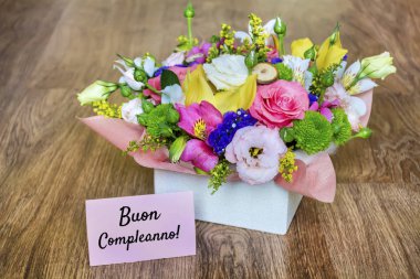Çiçek kutusu renkli güller, freesia ve yeşillikler ile Buon compleanno metin Italyanca hangi demek mutlu Doğum günü 