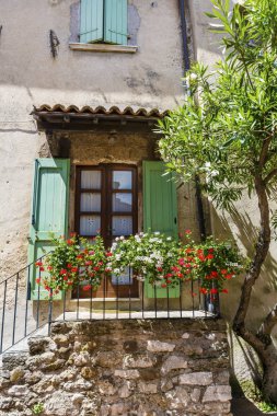 Çiçekaçan Balkonlu Taş Ev . Rahat İtalyan Tarzı Bina Cephesi 