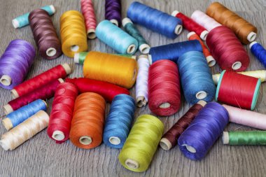 Çok renkli iplik iplik çerçeve ahşap arka plan üzerinde