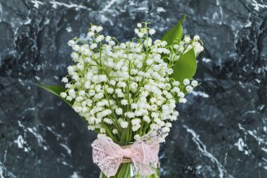 Lily vadi buket cam vazo içinde sunulan. Bahar çiçekleri arka plan