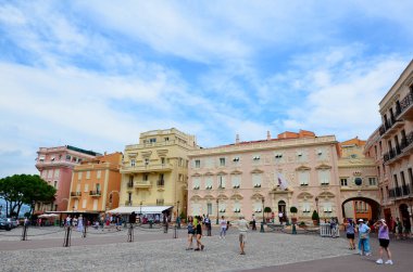 Monaco-Ville, Monaco: insanların Monaco Prensi resmi konutu önünde kare.