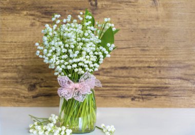 Lily vadi buket cam vazo içinde sunulan. Bahar çiçekleri arka plan