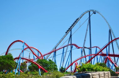 Salou, İspanya - 10 Haziran: Roller Coaster İspanya Port Aventura eğlence parkı içinde.