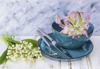 Bahar sofra Vintage mavi çatal bıçak takımı, Lily vadi çiçek ve üzerinde bir mermer Background.Floral Masa desenli pembe lale