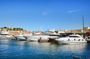 CANNES, FRANCE - 10 Haziran 2016: Fransa 'nın Cannes kentinde bulunan Cannes de la Croisette Bulvarı' ndaki Port Pierre Canto 'da bulunan Lüks Yatlar. 