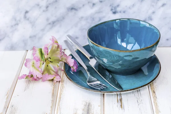 Spring Table Setting Vintage Blue Cutlery Pink Tulip Marble Background — Stock Photo, Image