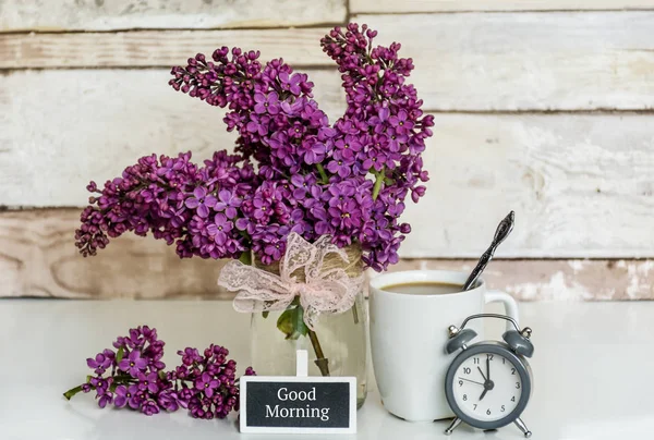 Bukett Lila Med Väckarklocka Kopp Kaffe Och Bra Morgon Text — Stockfoto