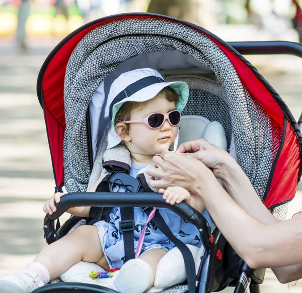 Baby Flicka Barnvagn Som Bär Solglasögon Och Sun Skyddande Hatt — Stockfoto