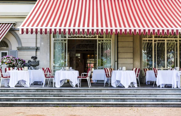 Luxe Italiaans Restaurant Een Bloeiende Tuin — Stockfoto