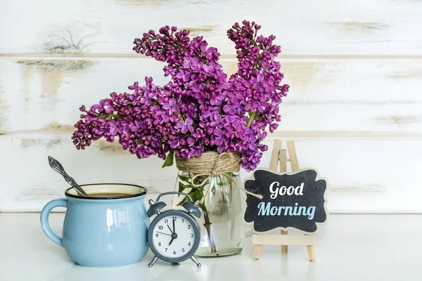 Bukett Lila Med Väckarklocka Kopp Kaffe Och Bra Morgon Text — Stockfoto