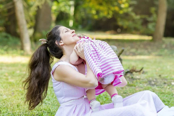 Mãe Feliz Com Sua Menina Parque Verão Mãe Filha Família — Fotografia de Stock