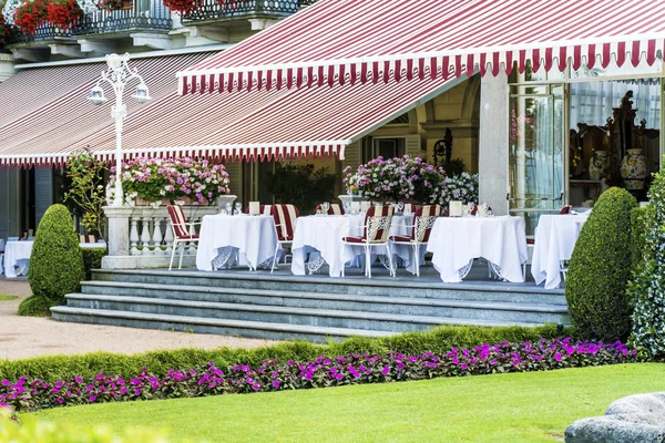 Restaurante Italiano Luxo Jardim Florescente — Fotografia de Stock