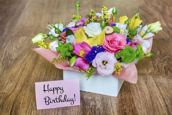 Λουλούδι Κουτί Πολύχρωμα Τριαντάφυλλα Φρέζια Και Πράσινο Ευτυχισμένη Ημέρα Του — Φωτογραφία Αρχείου
