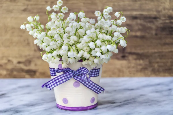 Mazzo Fiori Primavera Vaso Con Nastro Uno Sfondo Marmo — Foto Stock