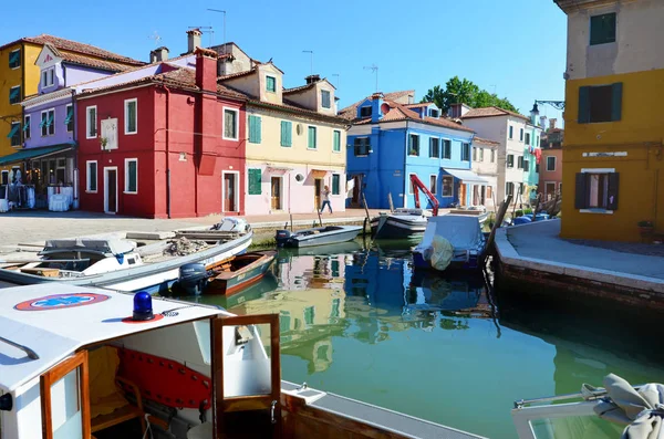 Burano Italia Junio 2016 Casas Coloridas Canales Con Barcos Isla —  Fotos de Stock