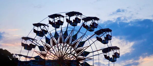 Rueda Fortuna Durante Anochecer Cielo Nublado Dramático Del Atardecer — Foto de Stock