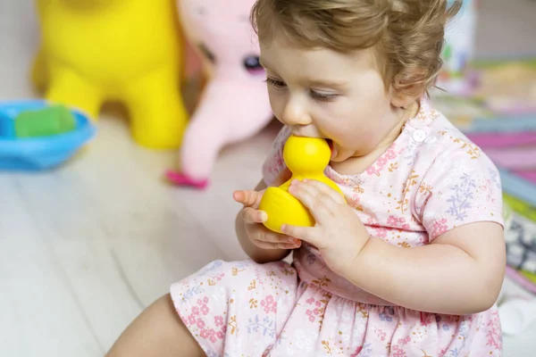 Mignon Blondie Bébé Fille Avec Jaune Canard Caoutchouc Dans Bouche — Photo