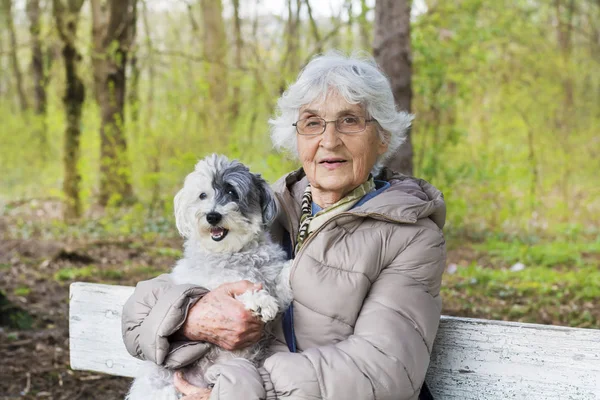 Happy Smiling Senior Woman Abrazando Poodle Dog Parque Primavera — Foto de Stock