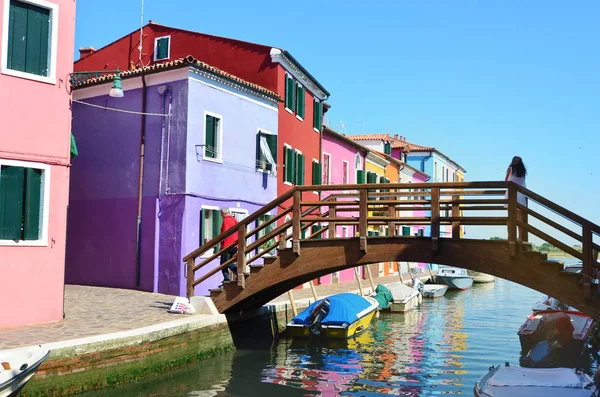 意大利布拉诺 2016年6月10日 意大利威尼斯附近的布拉诺岛五颜六色的房屋和带船只的运河 — 图库照片