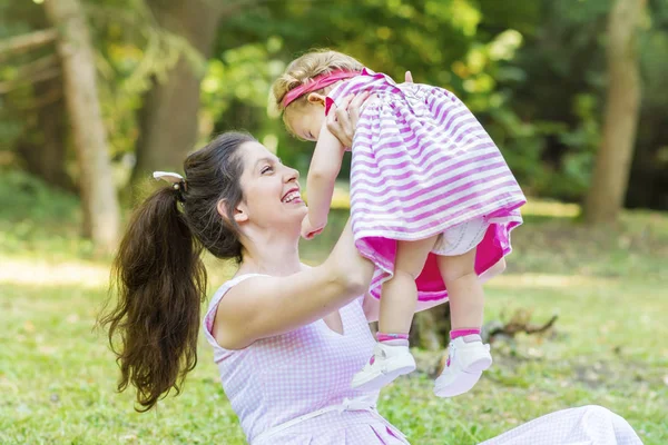 Mãe Feliz Com Sua Menina Parque Verão Mãe Filha Família — Fotografia de Stock