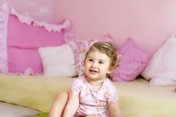 Счастливая Милая Девочка Сидящая Своей Розовой Детской Комнате — стоковое фото