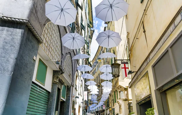 イタリア ジェノヴァの通りぶら下がっている白いパラソル — ストック写真