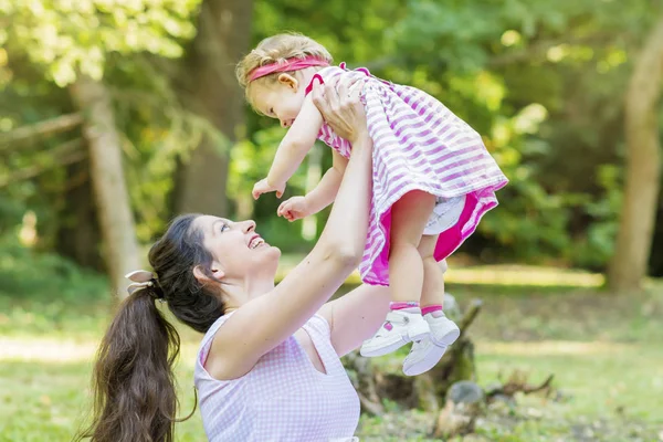 Mãe Feliz Com Sua Menina Parque Verão Mãe Filha Família — Fotografia de Stock