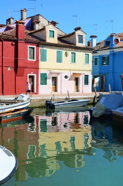 意大利布拉诺 2016年6月10日 意大利威尼斯附近的布拉诺岛五颜六色的房屋和带船只的运河 — 图库照片