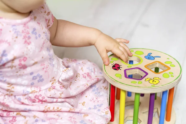 Bebé Irreconocible Jugando Con Juguete Educativo Madera — Foto de Stock