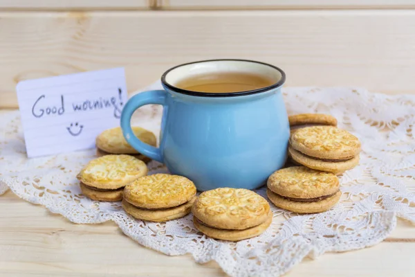 Xícara Azul Chá Biscoitos Mesa Madeira — Fotografia de Stock