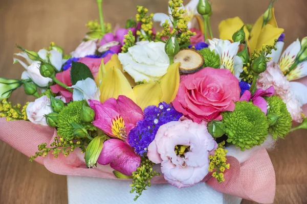 Renkli Gül Frezya Yeşillik Çiçek Kutusu — Stok fotoğraf