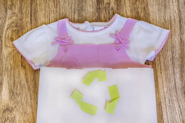 Экологичная Одежда Девочек Бумажном Пакете — стоковое фото