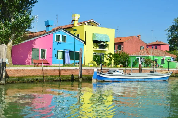 五颜六色的房子和运河与船在布拉诺岛靠近威尼斯 意大利 — 图库照片