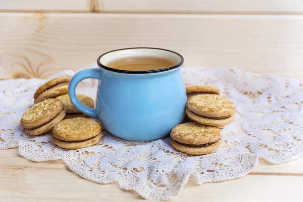 Xícara Azul Chá Biscoitos Mesa Madeira — Fotografia de Stock