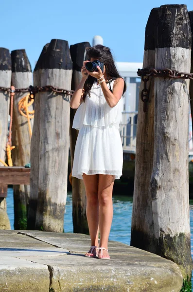 Hermosa Joven Viajera Tomando Fotos Venecia Italia —  Fotos de Stock