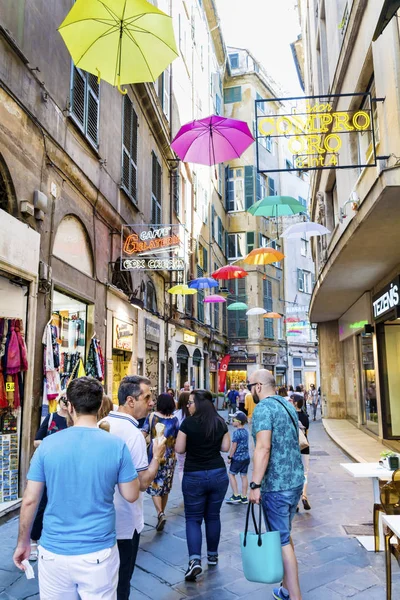 ジェノヴァ イタリア 2018 イタリアのジェノバで通り上で掛かっていてカラフルなパラソル — ストック写真