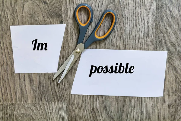 Słowo Które Niemożliwe Papierze Cięcia Dwóch Scissors Positive Myślenia Koncepcja — Zdjęcie stockowe