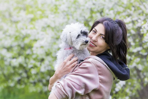 Hermosa Mujer Sonriente Abrazando Lindo Perro Havanese Pet Propietario Aire — Foto de Stock