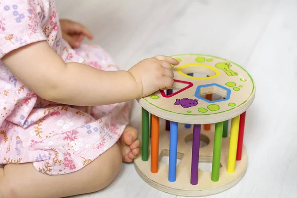 Bebé Irreconocible Jugando Con Juguete Educativo Madera — Foto de Stock