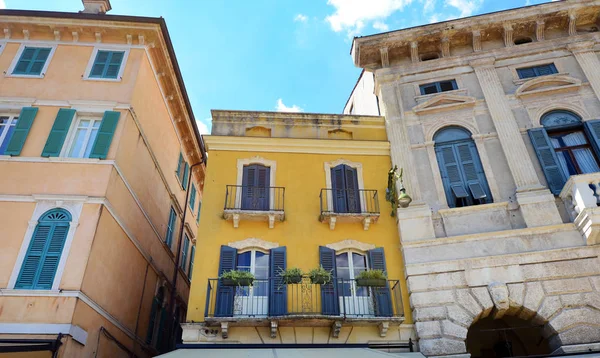 Фасады Старинных Домов Историческом Центре Вероны — стоковое фото