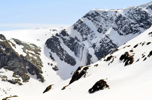 美しい冬山で雪崩 ブルガリア リラ湖 — ストック写真